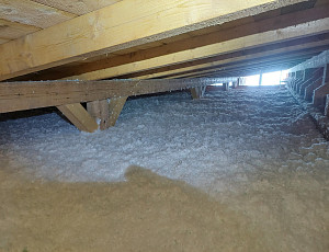 Zateplení stropu kulturního domu pomocí foukané izolace